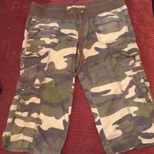 Younique cammo capris